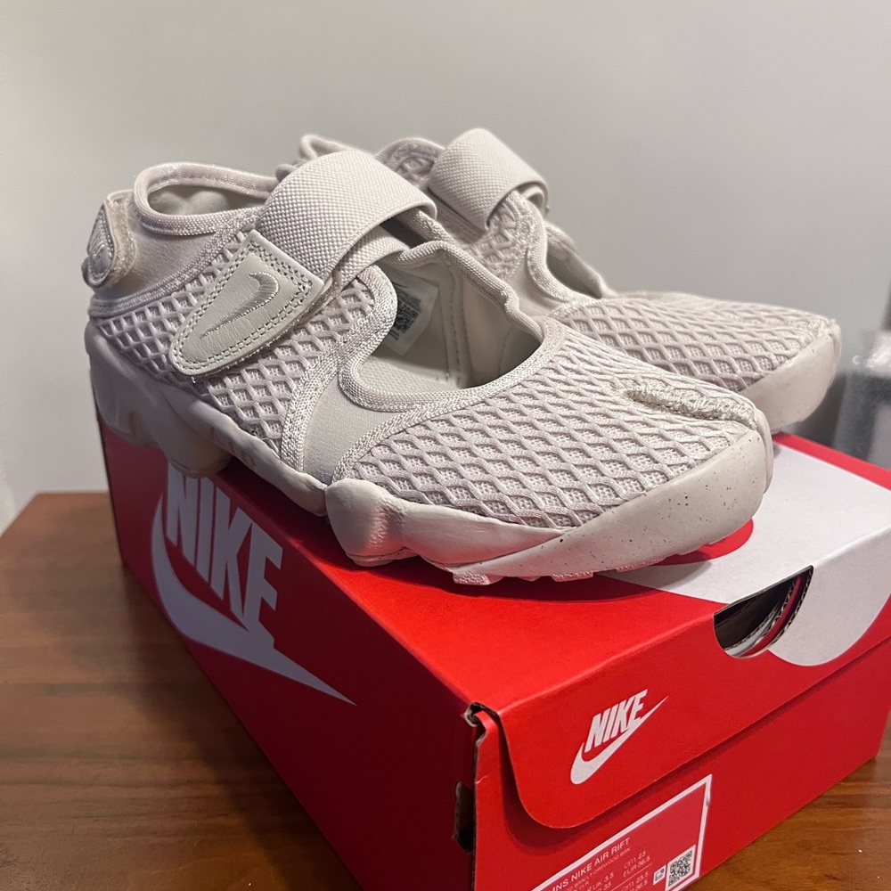 Nike Women's Air Rift Sneaker